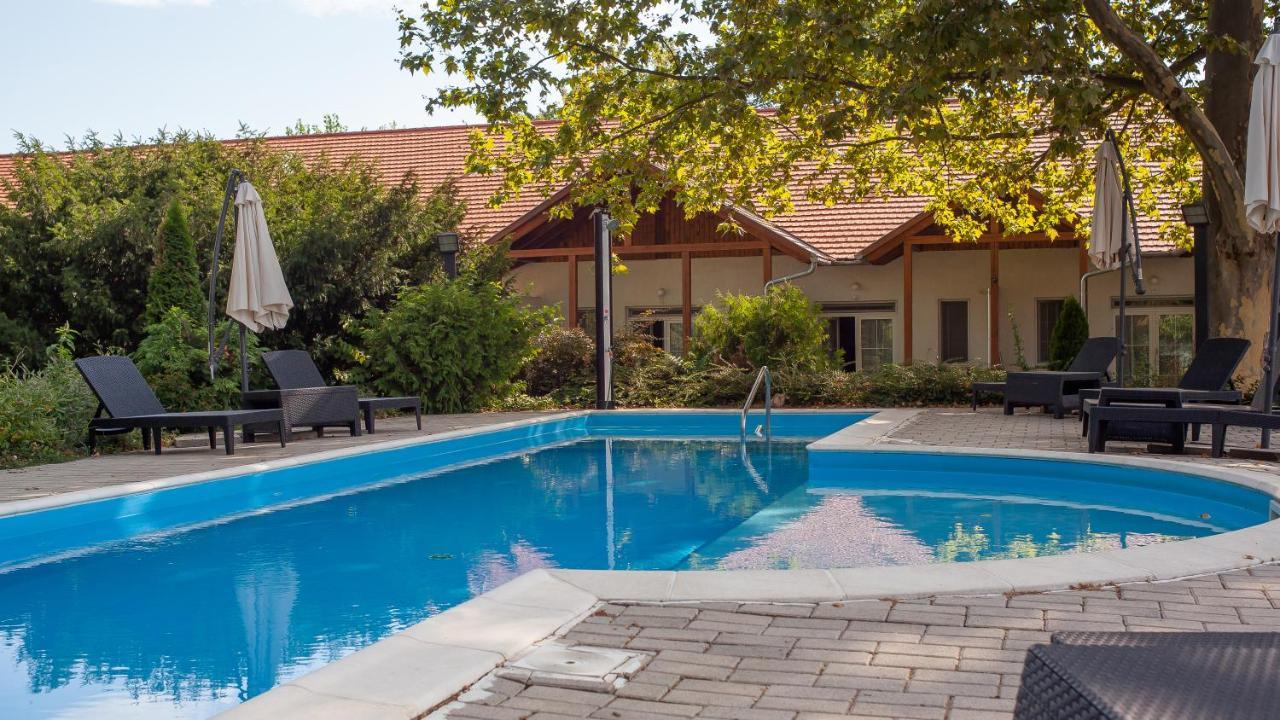 Hotel Platan Zamardi Bagian luar foto