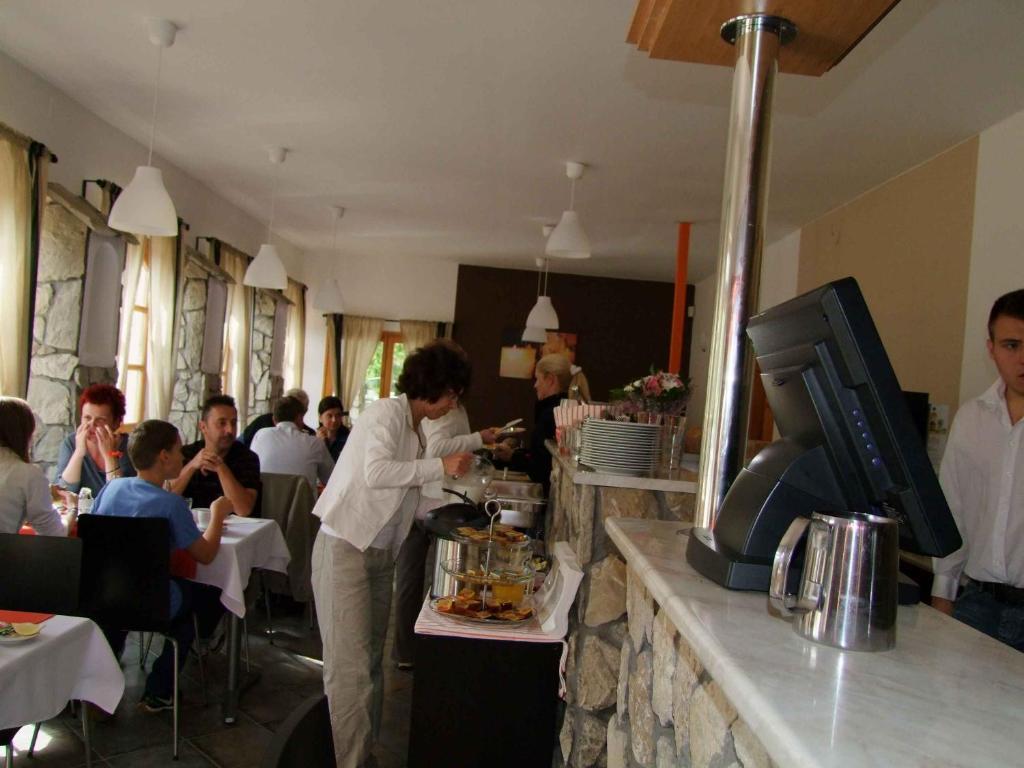 Hotel Platan Zamardi Bagian luar foto