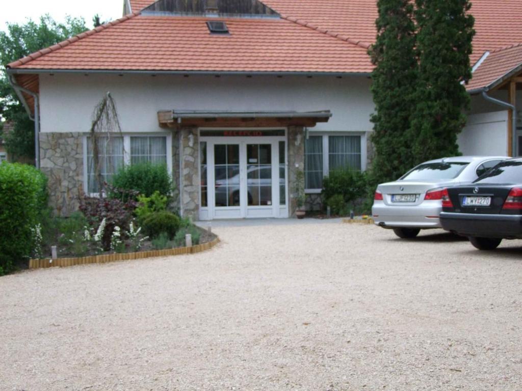 Hotel Platan Zamardi Bagian luar foto